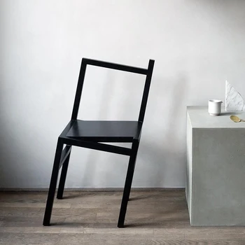 İskandinav Yaratıcı Usta Tarafından Tasarlanan özelleştirilmiş Yemek Sandalyesi Düzensiz Kişilik Sandalye 9.5 ° Eğimli masif ahşap mobilya